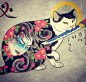 猫1
  日裔艺术家Kazuaki Horitomo以“猫咪给自己纹身”为主题创作出来的~画里的猫咪们憨态可掬，身上的花纹却都是日本传统纹样，还颇有浮世绘的风格。