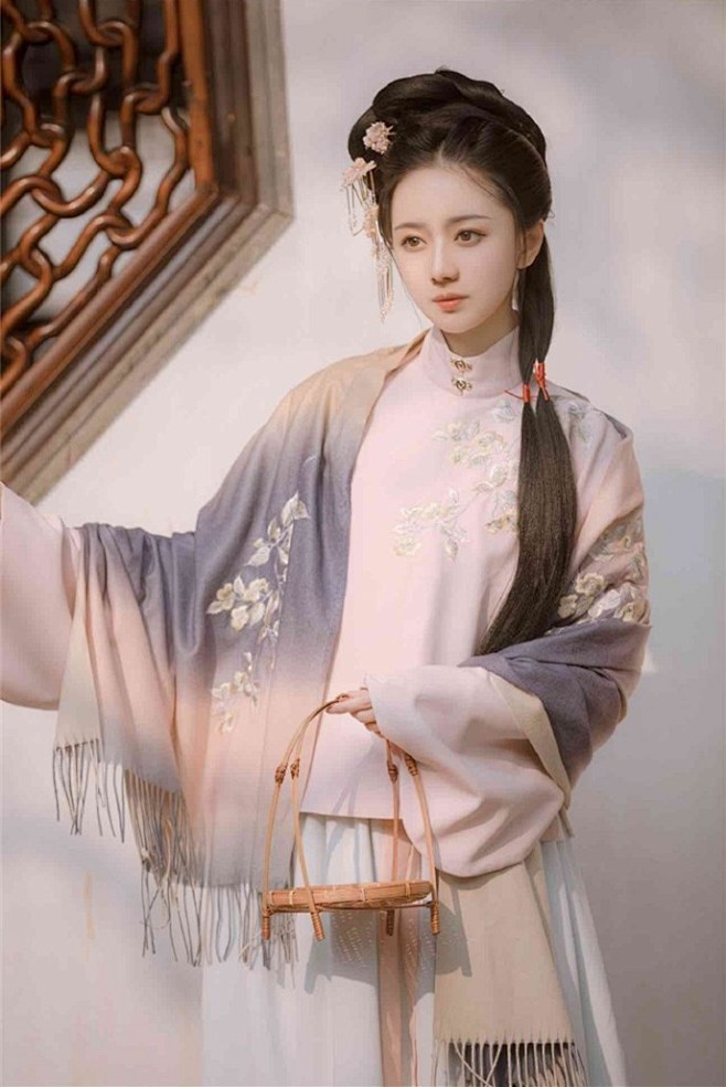 一曲新词酒一杯，
去年天气旧亭台。
夕阳...