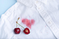 Fechar manchas de cereja de roupas isoladas em fundo azul Foto Premium