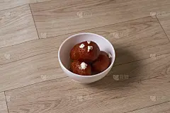 由牛奶和糖组成的甜食品，在节日或特殊场合很受欢迎。有选择性的重点