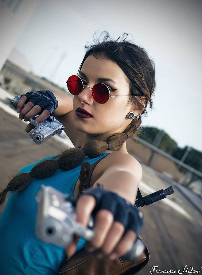 美女拿枪圆黑镜