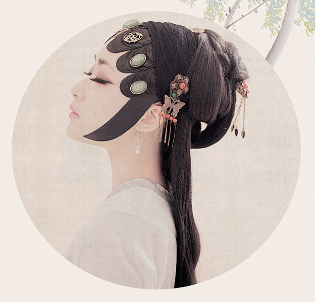 绿荫红重,葩梢日在.　多少时?一叶一秋!