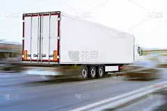 半载货卡车在高速公路上行驶。快速移动的卡车。高速公路上运动模糊的卡车。