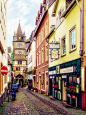 Bacharach, Rhineland, Germany。德国巴哈拉赫，坐落在德国莱茵河畔边，这也给这座小镇增添了许多美感。许多到法兰克福或是美因茨的游客都会慕名到巴哈拉赫，因为它就在这两个城市之间。百年历史的小小葡萄酒古镇，城门隔开河及镇，清一色石子路，夹在童话般色彩鲜艳的欧式木屋之间，曲折而悠远，像是被遗忘在时空里的古老小镇，让您第一眼就会爱上它！居民非常喜欢种花，窗台摆放着盆盆鲜花，显得特别灿烂。幽深小巷里，脚步声清晰可闻，偶尔碰到当地居民，表情和脚步却悠然闲适，给人时空倒转的感受。 #国外# #