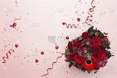 红色花束和心形