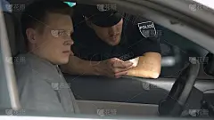警察检查文件紧张的人在车，交通管制，规则