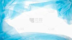 柔和的浅蓝色薄纱与曲线和波孤立在白色背景上。本空间