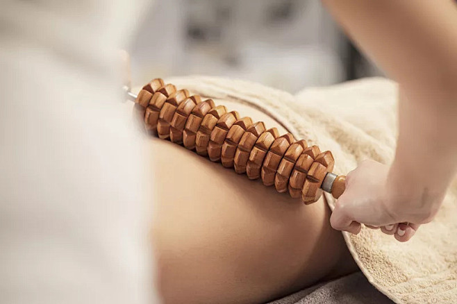 反脂肪按摩mederotherapy擀面杖按摩按摩师用擀面杖或羽毛球拍进行
