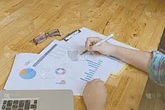 女人手，笔，眼镜，商务文件，笔记本电脑不行