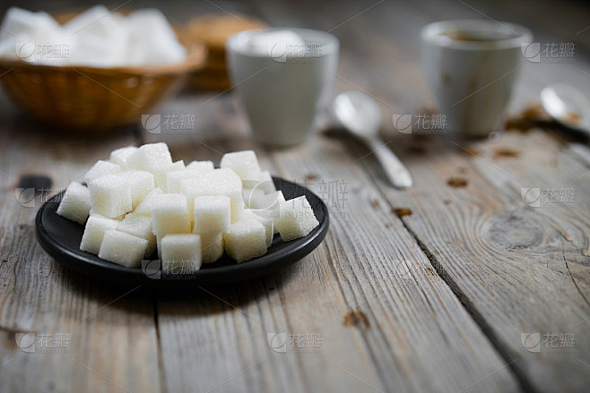 两杯咖啡和精制糖，棉花糖。
