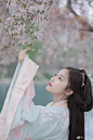 「春芜记」
         “脉脉眼中波，盈盈花盛处。 ”