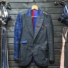 在衣架上设计男士夹克，店内有时尚的配饰。灰色男士休闲夹克挂在工作室室内。男装店时尚男装配饰特写。