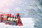 圣诞树和雪花映衬下的玩具火车头。圣诞节和新年庆祝概念