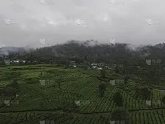 全景鸟瞰图的蓝色湖帕腾岗与一个小岛在湖中央，Ciwidey，万隆，西爪哇，印度尼西亚，亚洲