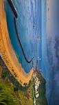 圣安德烈斯的特雷西塔海滩，加那利群岛的特内里费岛，西班牙 (© Cornelia Doerr/age fotostock)
漫步在特雷西塔海滩之上，望着海滩边上笔直的棕榈树，感受它们在微风下轻轻摇曳的身姿，投影在沙滩上的树影下，有游人们五颜六色的太阳伞。这个美丽海滩还有大面积的黑沙，所以它也成为了西班牙最受欢迎的沙滩之一，每到周末总是人山人海。