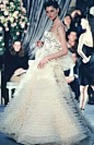 (27 条消息) 如何评价 John Galliano 在 Dior 时期的作品？ - 知乎 : 今天翻看了他10多年前的作品，从他的作品中看到了我个人特别喜欢的东方元素和民族元素，由此对他产生了强…