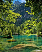 世界美景集【瑞士 蓝湖】沐浴在暖暖的阳光下，享受澄清的湖水带来的宁静。