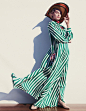 超模 Rose Smith（罗斯·史密斯）为《How to Spend It》杂志2016年6月号拍摄一组航海风时尚大片，在摄影师 Andrew Yee 的镜头下，Rose 以上世纪30年代复古造型出镜，身着 Giorgio Armani、Prada 与 Dolce & Gabbana 等品牌时装，带来完美夏日度假风尚。