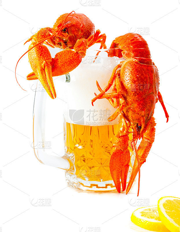 小龙虾和一大杯啤酒