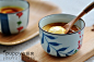 嫩滑口感轻松蒸--鸡蛋羹

【材料】

鸡蛋3个   盐1/4小匙   料酒几滴   凉开水180-200克   

调味汁：香油、香醋、生抽

【做法】

1.蛋打散，加盐和几滴料酒搅匀，再倒入凉开水搅匀；

2.用细筛网过滤掉杂质和泡沫；

3.过滤好的蛋液倒入蒸碗；

4.蒸碗上包上耐高温保鲜膜或盖上盖子，入蒸锅。大火上汽后转中小火蒸10分钟，关火后略焖。吃前淋上调味汁

要想让蒸出的蛋羹表面嫩滑很简单，注意几点就好：

1.用凉开水。因为未烧开过的冷水里有空