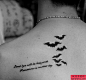 纹身秀图吧推荐一幅背部字母蝙蝠纹身图案