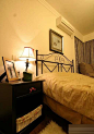 欧美风格别墅三室两厅卧室床壁画床头柜灯具装修效果图