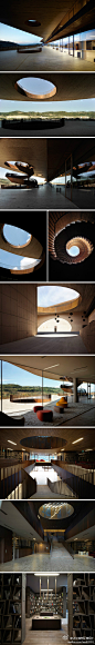 UED城市环境设计：#建筑设计项目#archea associati设计的位于意大利的cantina antinori winery，建筑的形态为两个巨大的混凝土板，平面中的两个天井为建筑内部带来了景观和阳光，酒窖中采用了波纹状的砌筑墙和陶瓦拱顶，这些材料有助于维持一定的温度和湿度，创造出更利于发酵的环境