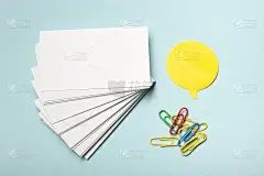 商务名片空白在办公桌上。企业文具品牌模拟