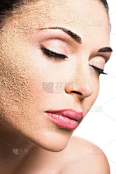 皮肤上撒了化妆粉的女人的脸