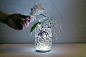 这款设计将植物和灯结合在一起，如果你以为这只是在花瓶底下装上灯的话只能说你流于表面了，设计师采用了LED RGB模块，并内置了传感器，这样只要轻轻触碰装在玻璃容器中植物的花瓣或叶子，灯光的颜色和强度即刻改变 #手工# #DIY#
