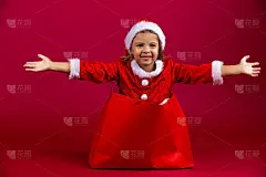 白人女孩逃离礼物红包。张开双手惊喜。新年快乐。红色背景，高画质