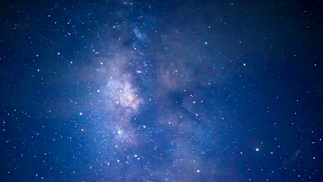 延时摄影的星月在夜空中