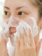 洗脸的正确方法是怎样？正确洗脸让你皮肤美白紧致