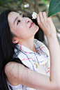 组图：龚蓓苾唯美写真曝光 笑眼明亮如海上烟火 : 近日，网上曝光了一组演员龚蓓苾最新海边写真。海天一色的美景中，龚蓓苾身着印花吊带连衣裙，与背后湖蓝色的大海融为一体，优雅低调。