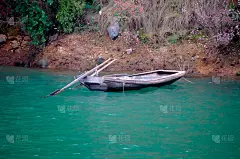 古代中国的舟和桨停泊在宁静的水中