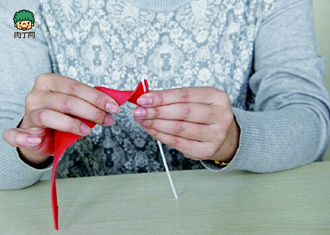 情人节手工折纸教程 七彩纸玫瑰的折法图解