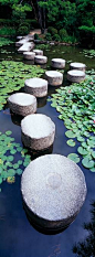 垫脚石在日本京都平安神宫花园 