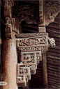 【中国古建之雀替 】雀替是中国古建筑的特色构件之一，是安置于梁或阑额与柱交接处承托梁枋的木构件，宋代称“角替”，清代称为“雀替”，又称为“插角”或“托木”。明清以来，雀替的雕刻装饰效果日渐突出，有龙、凤、仙鹤、花鸟、花篮、金蟾等各种形式。