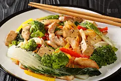 美味的爆炒蔬菜，鸡肉和豆腐在一个盘子的特写。水平