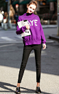 神秘的紫色，个性字母图案毛衣，搭配加绒外穿打底裤，休闲欧美风。
 #名模# #街拍# #时尚# #日韩# #优雅#