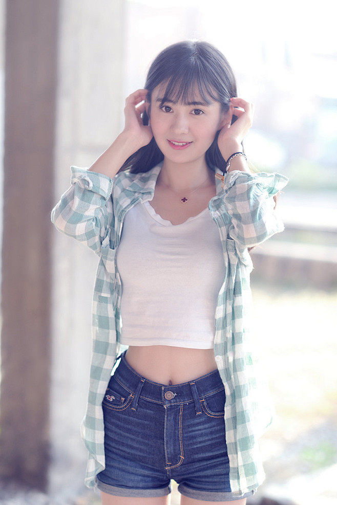 着浅色衬衣的女孩 淡淡的清纯 微微一笑很...