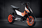 2013款 KTM E-Speed 电动踏板概念摩托车




奥地利摩托车制造商KTM在本届东京机车展上发布了一款E-Speed电动概念车。整备质量140公斤，搭载的电动机最大功率15马力，峰值扭矩36牛米，极速85km/h。电池容量4.36千瓦时，使用220V电源充电2小时即可充满，续航里程约64公里。此外E-Speed还配备Forkless无前叉式前避震、WP连杆式后避震、220mm刹车碟、ABS防抱死制动系统。
