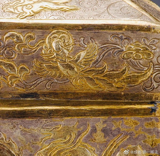 法门寺博物馆 唐·鎏金四天王盝顶银宝函 这是法门寺地宫，佛指舍利八重宝函的第二重。盖顶饰两条典型的唐代行龙，四周饰云纹。盖立沿饰迦陵频伽鸟，卷 ...