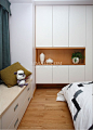 卧室的柜子更多的考虑到储存功能，只留下一小部分空间用来展示。