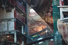 在城市的一个大型建筑工地，巨大的摩天大楼的建造过程与重型车辆在工作