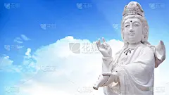 观音是观世音菩萨，以天空为背景