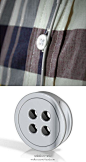 【4AAD讯】美国产品设计师 Evan Gant 所创造的一款钮扣，抓紧你的耳机线。实在简易又便利得让人直呼：咦？这货不是早该出现了吗？