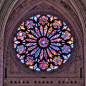 玫瑰窗（the rose window），也称玫瑰花窗，为哥特式建筑的特色之一，指中世纪教堂正门上方的大圆形窗，内呈放射状，镶嵌着美丽的彩绘玻璃，因为玫瑰花形而得名。 美图欣赏 #绘画资料参考# ​​​​