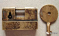 【千奇百怪的中国古锁】
左上部开启广锁 —— 此锁开启方法与上锁是一样，旋转。但是插入钥匙的部位不同，在左上角。