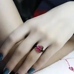 人人都在追求富贵，但只要大家能看清自己因而失去的许多东西，他们应该就会把用于获取财富的精力，用来挣脱财富的束缚。